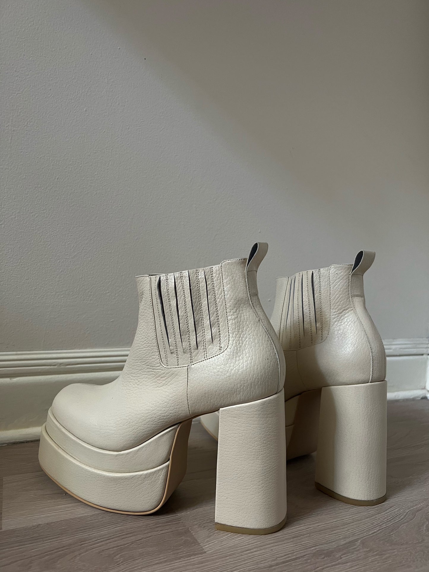 BARÉ BOOTS - CREAM MILK