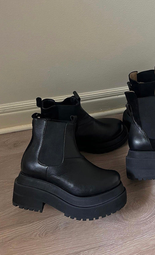 CHELSEA BOOTS - OFF BLACK