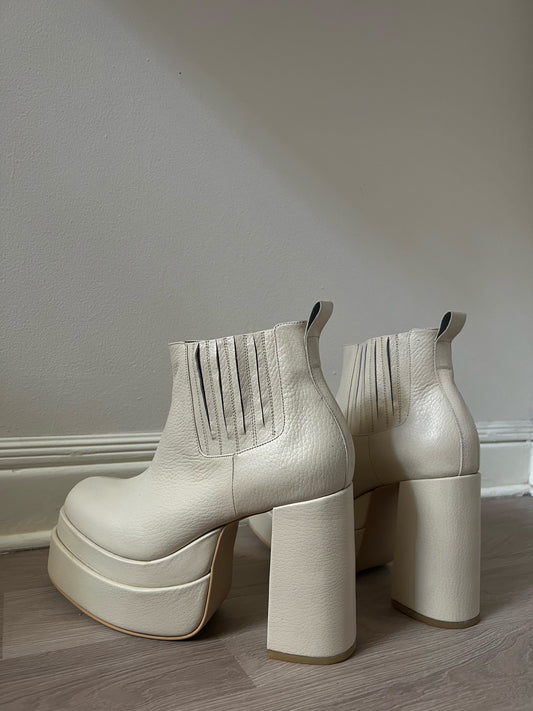 39 - BARÉ BOOTS - CREAM MILK